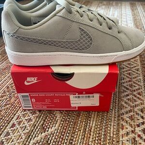 NIKE Court Royale Prem New Size 8